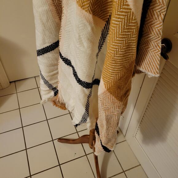 Old Navy Plaid Fringe Fall Shawl One Size Tan Cream Blanket Wrap - Picture 7 of 8